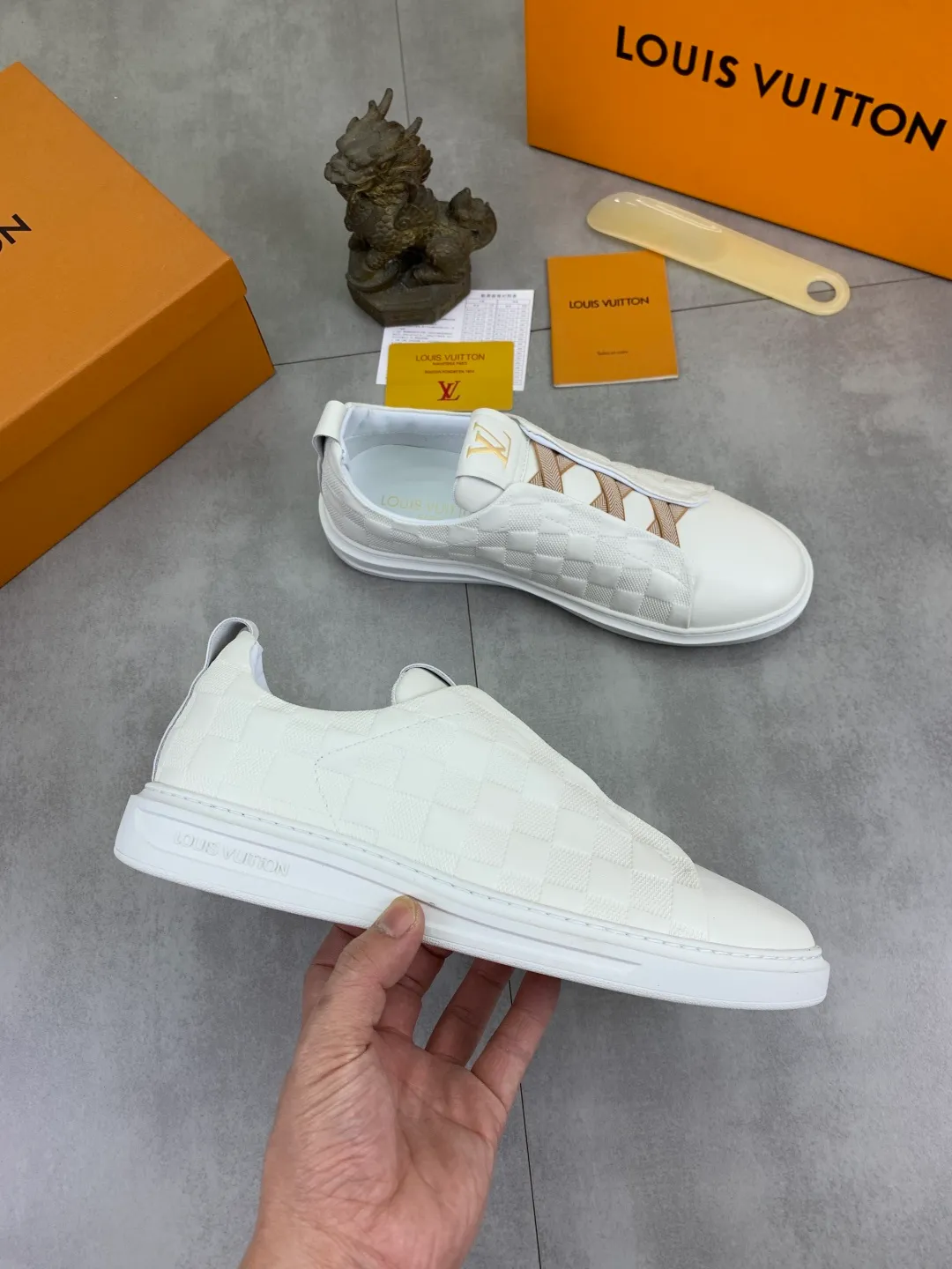 Men's men's shoes P440💰【Real price】Yangli🆘 💭💭New model launched【LOUlS VUlTTON】Louis Vuitton's new low-top men's shoes, high quality, support inspection! This style comes from Italy, very energetic and creative, giving people a comfortable and atmospheric visual impact❗Synchronization, the upper is made of silk calfskin with the original LV, imported soft sheepskin lining🐑Purely hand-stitched; LV original rubber outsole 4️⃣colors available Code number: 38~44